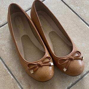 Gold Toe Women's Beige Loafers